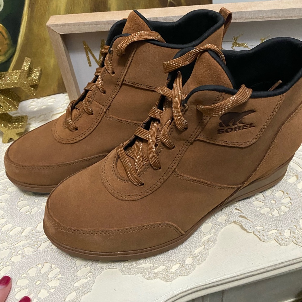 Sorel Evie 8.5 booties. Wedges. EUC. Never worn out of the house. On tried on.